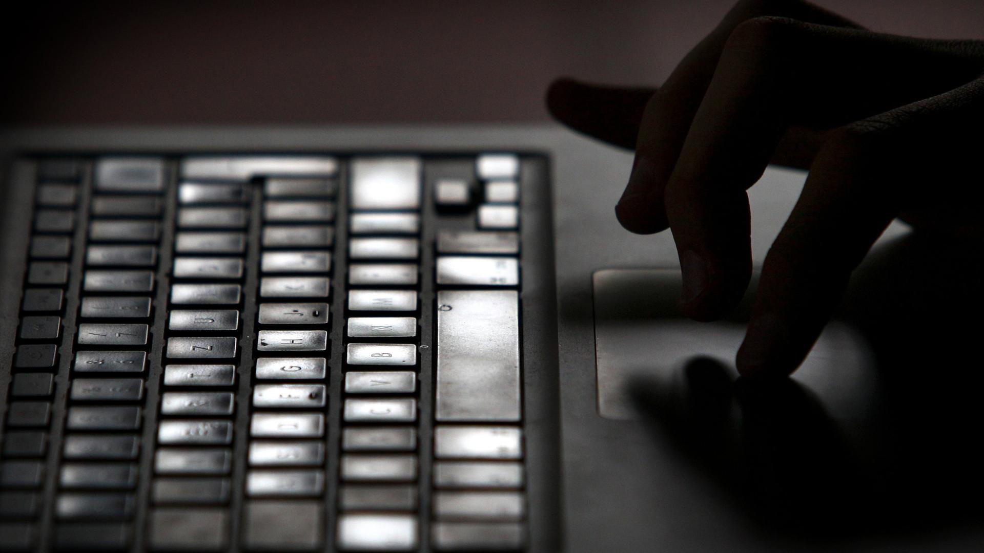 Hand auf einer Laptop-Tastatur | dpa
