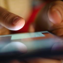 Ein Smartphone wird in den Händen gehalten.