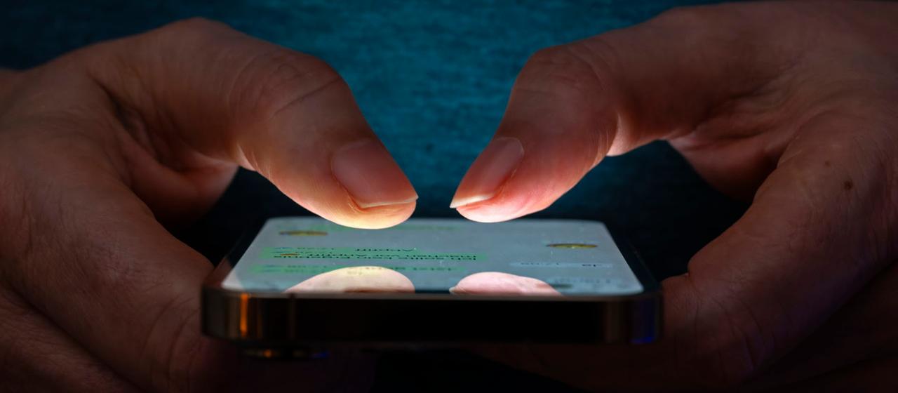 Eine Person tippt eine Nachricht auf einem Smartphone.