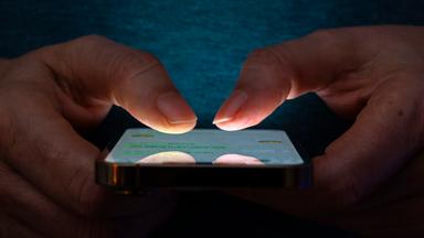 Eine Person tippt eine Nachricht auf einem Smartphone.