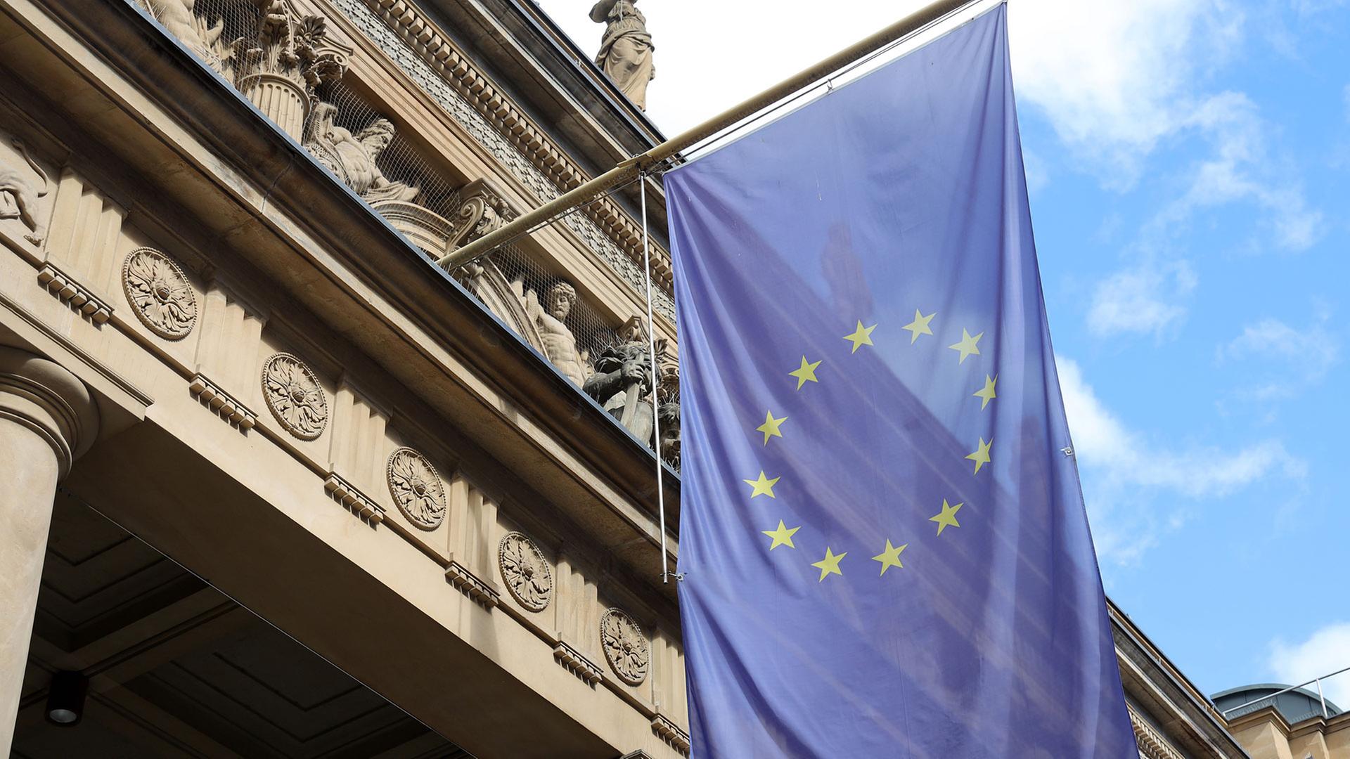 Eine Europaflagge h�ngt an der B�rse in Frankfurt. | picture alliance / D. Kerlekin/S