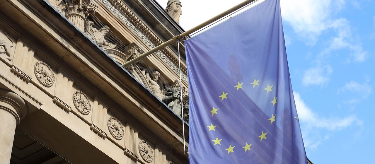 Eine Europaflagge hängt an der Börse in Frankfurt.