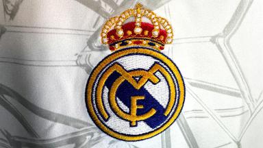 Das Logo des Fußballclubs Real Madrid auf einem Trikot.