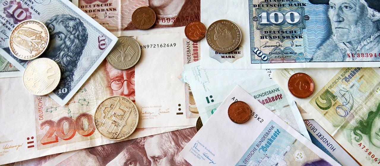 D-Mark-Geldscheine und Münzen