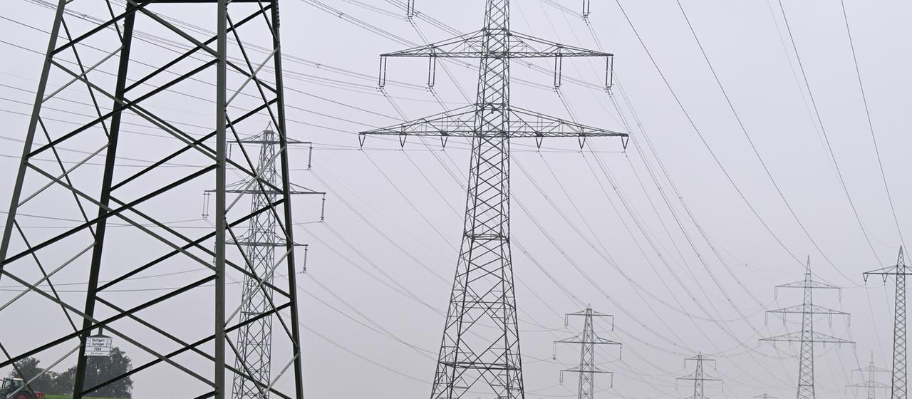 Mehrere Strommasten von Überlandleitungen stehen in der Nähe eines Umspannwerks in Magstadt, Baden-Württemberg.