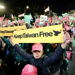 Ein Wähler in Taiwan hält ein Banner mit der Aufschrift "Taiwan soll frei bleiben" hoch