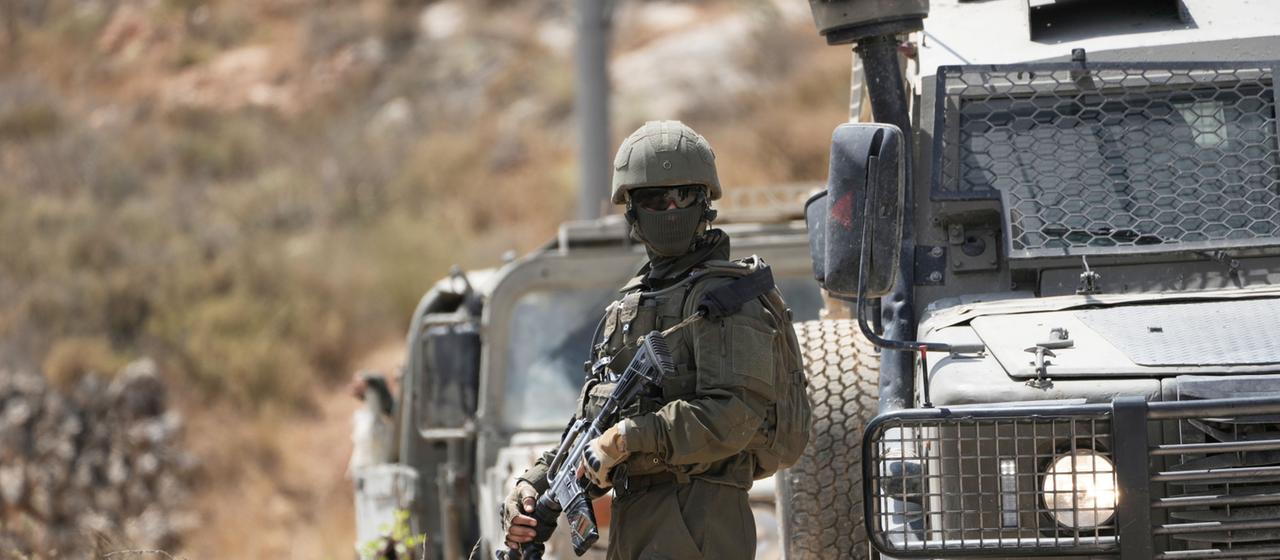 Ein israelischer Soldta ist im Westjordanland zu sehen.