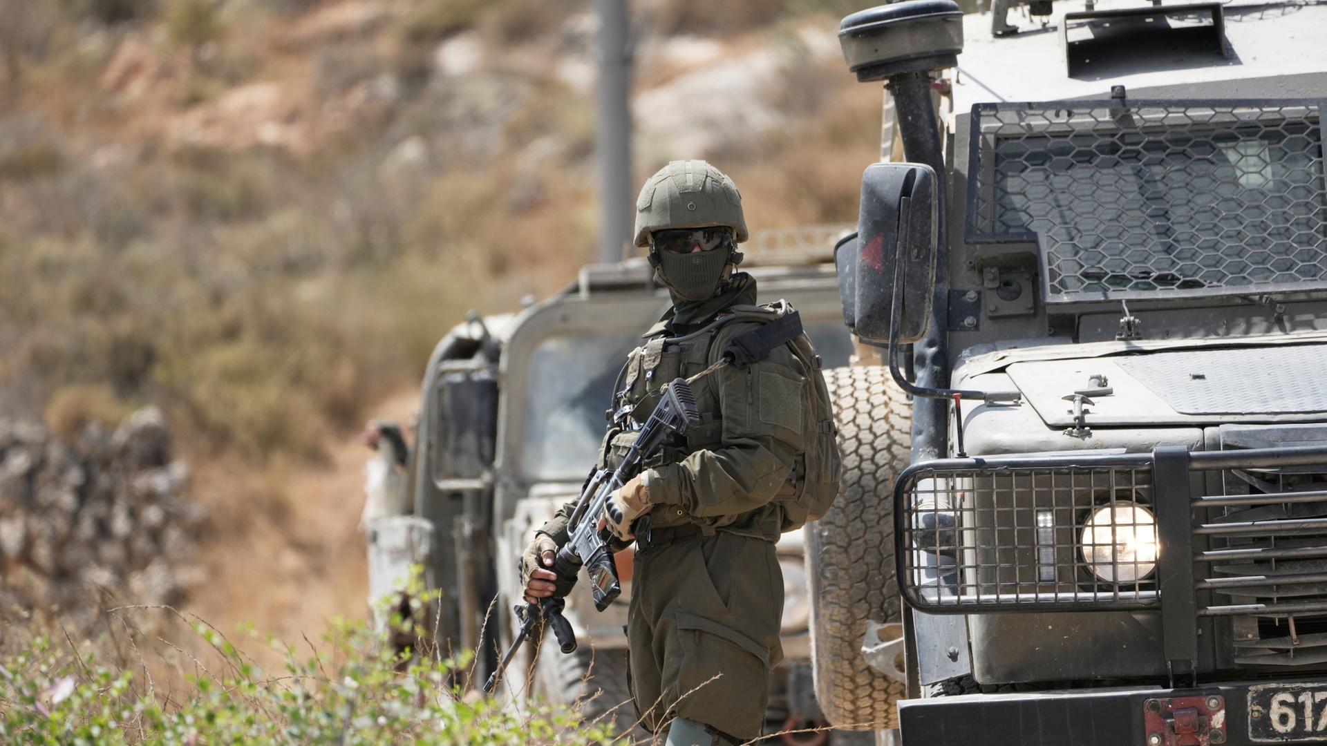 Ein israelischer Soldta ist im Westjordanland zu sehen. | AP Photo/Majdi Mohammed