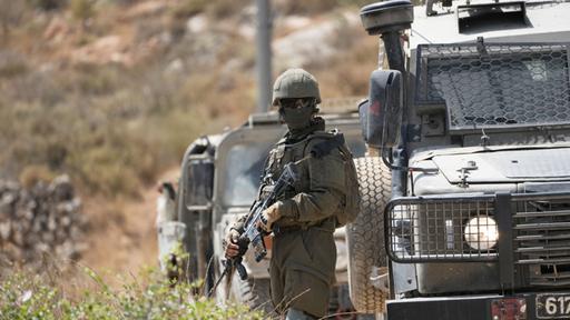 Ein israelischer Soldta ist im Westjordanland zu sehen.