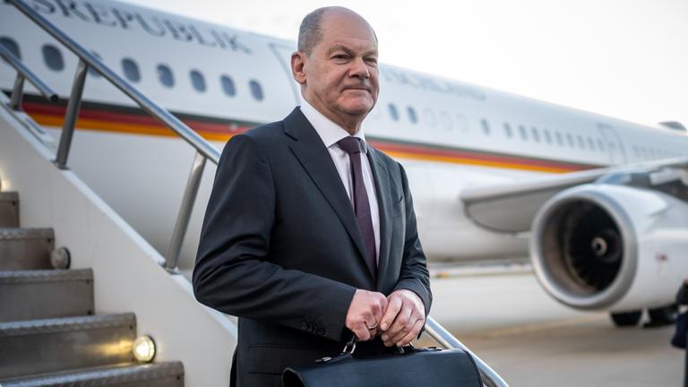Bundeskanzler Olaf Scholz steigt aus einem Airbus der Flugbereitschaft der Luftwaffe nach der Ankunft in den USA