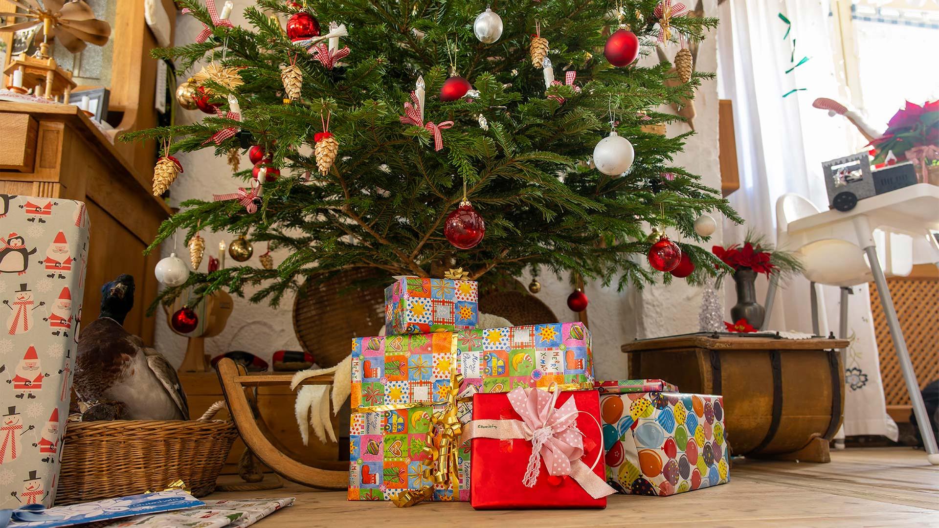 Unter dem Weihnachtsbaum liegen Geschenke. | picture alliance / M.i.S.