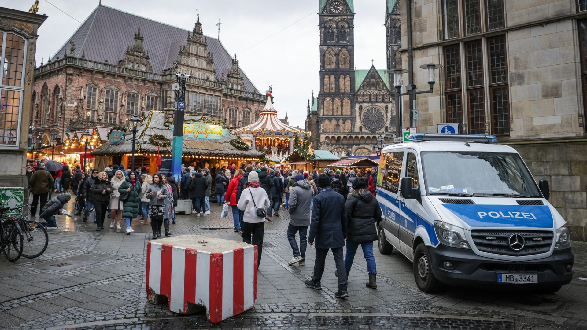 Ein Betonblock und ein Polizeifahrzeug sichern den Zugang zu einem Weihnachtsmarkt (Archivfoto vom 21.12.2024). | dpa