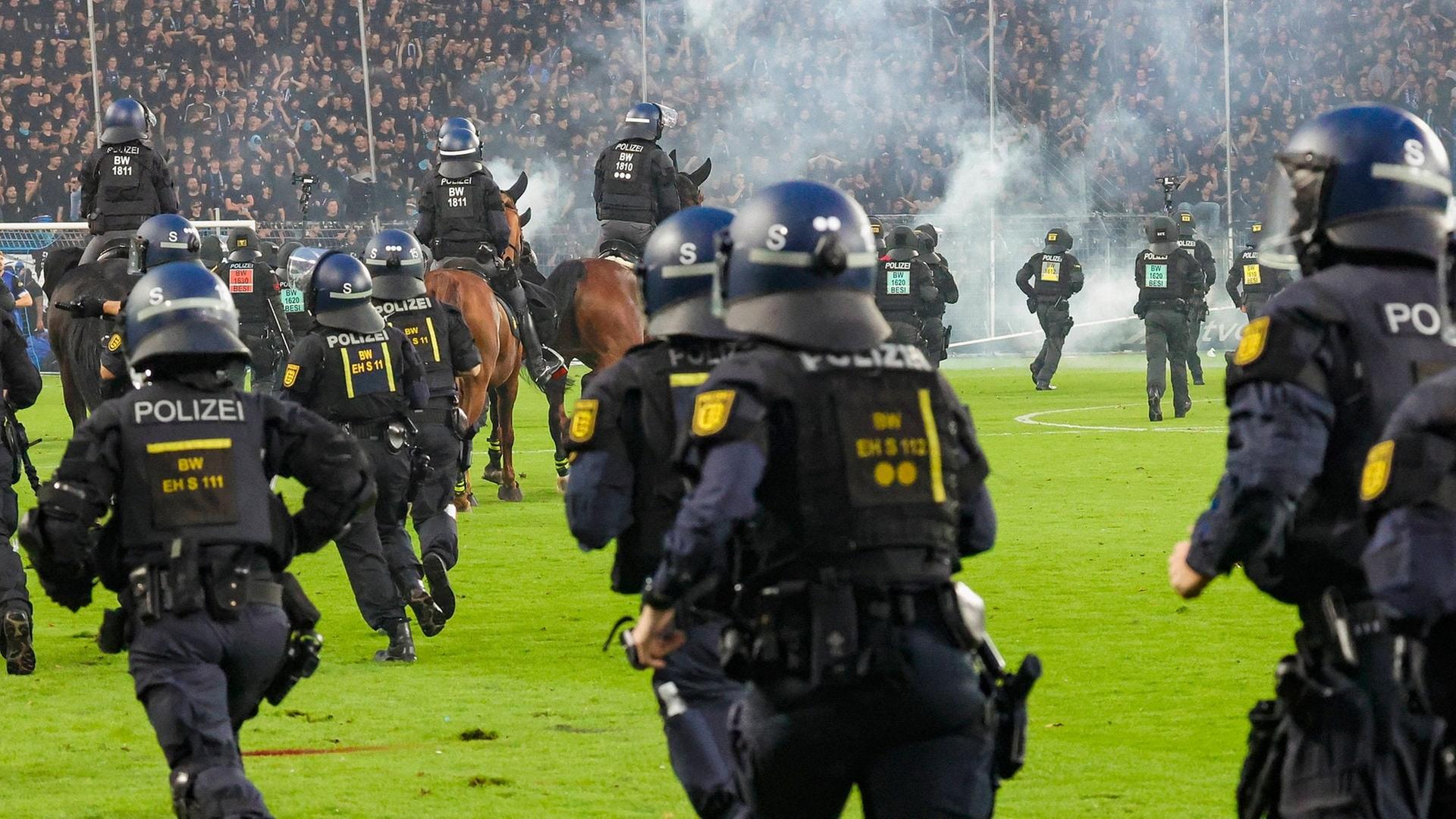 Krawalle beim DFB-Pokal-Spiel-zwischen Waldhof Mannheim und dem FCK.  | IMAGO, IMAGO / HMB-Media