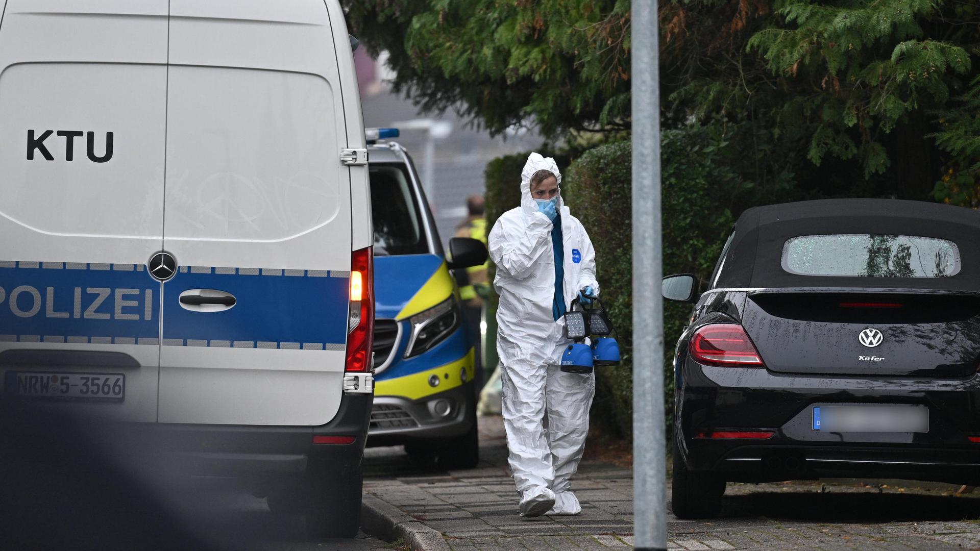 Ein Fahrzeug der Kriminaltechnischen Untersuchung der Polizei (KTU) und ein Einsatzfahrzeug stehen auf einer Straße. | dpa / Bernd Thissen
