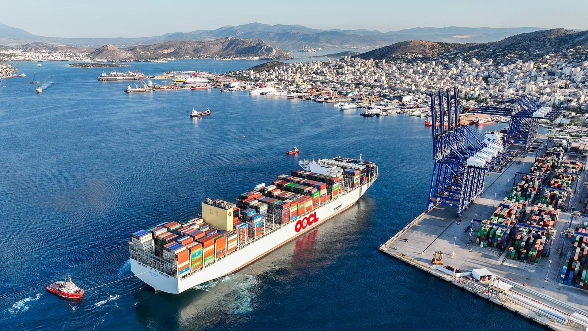 Die OOCL PIRAEUS, eines der größten Containerschiffe der Welt, kurz vor dem Anlegen im Hafen von Piräus in Piräus, Griechenland (Archivbild 10.07.2023). | picture alliance / Xinhua News A