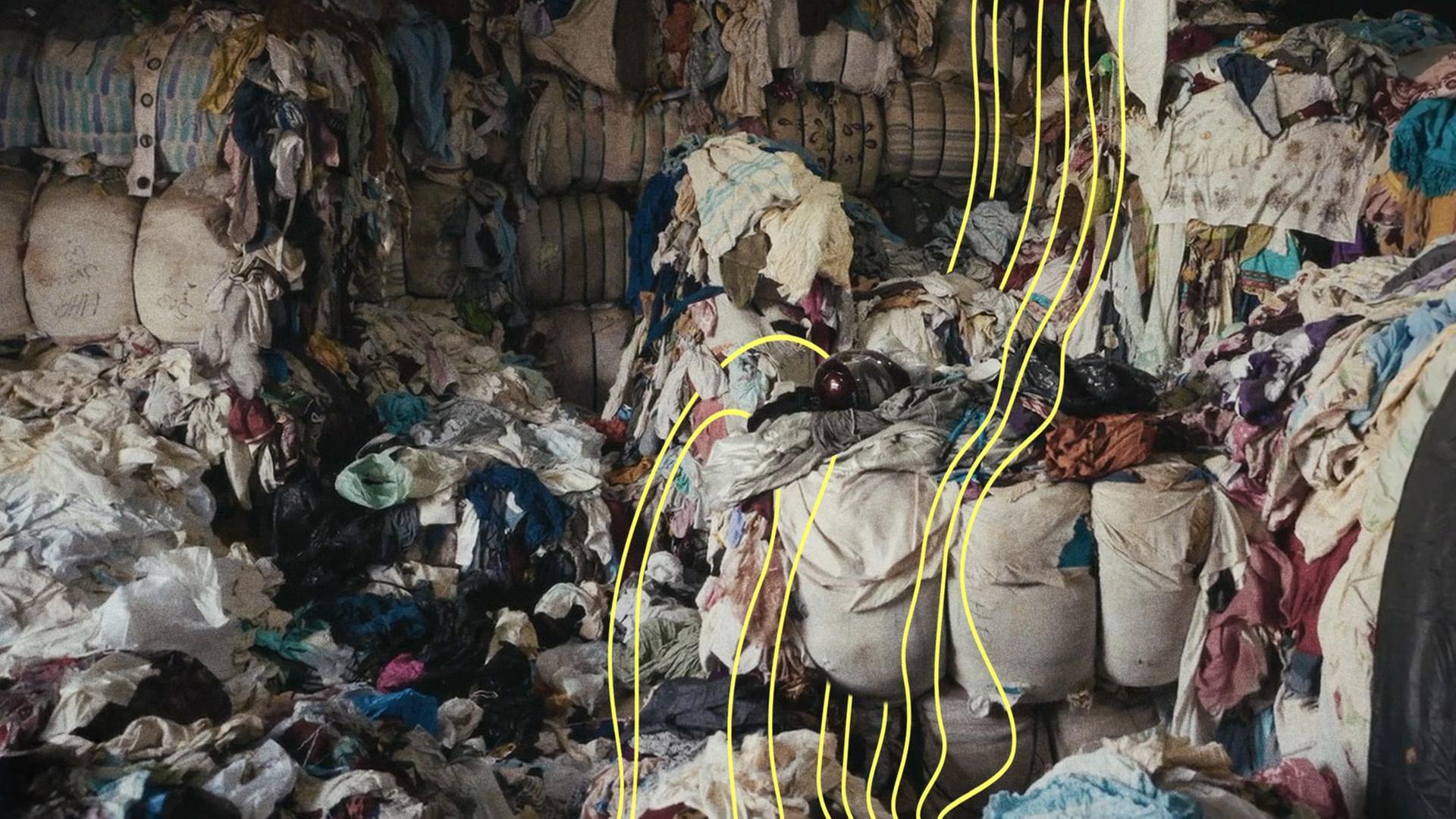 Altkleidung und Textilien-Haufen in einem Lager | SWR/team.recherche