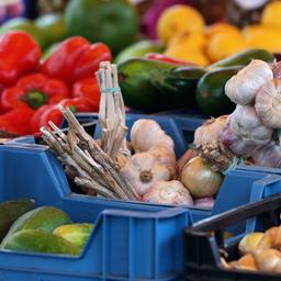 Obst und Gemüse liegt auf einem Verkaufsstand auf dem Wochenmarkt in Neustrelitz. (Archivbild)
