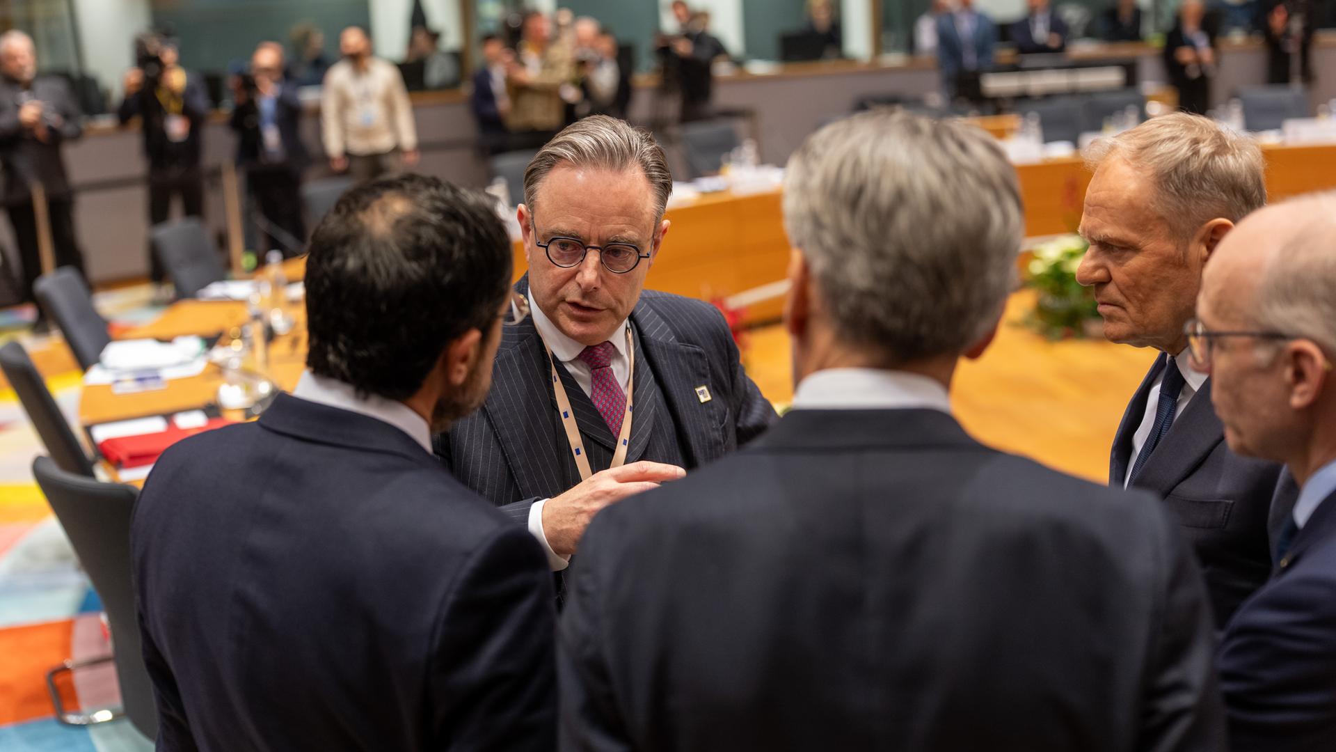 Bart de Wever spricht mit weiteren Teilnehmern beim EU-Gipfel in Brüssel | dpa