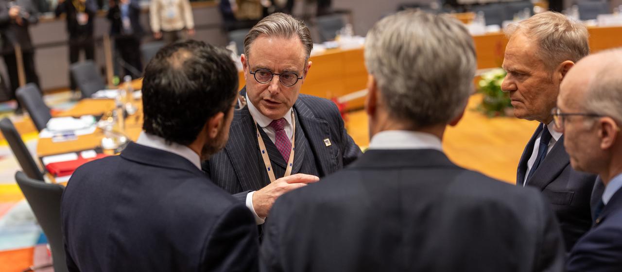 Bart de Wever spricht mit weiteren Teilnehmern beim EU-Gipfel in Brüssel
