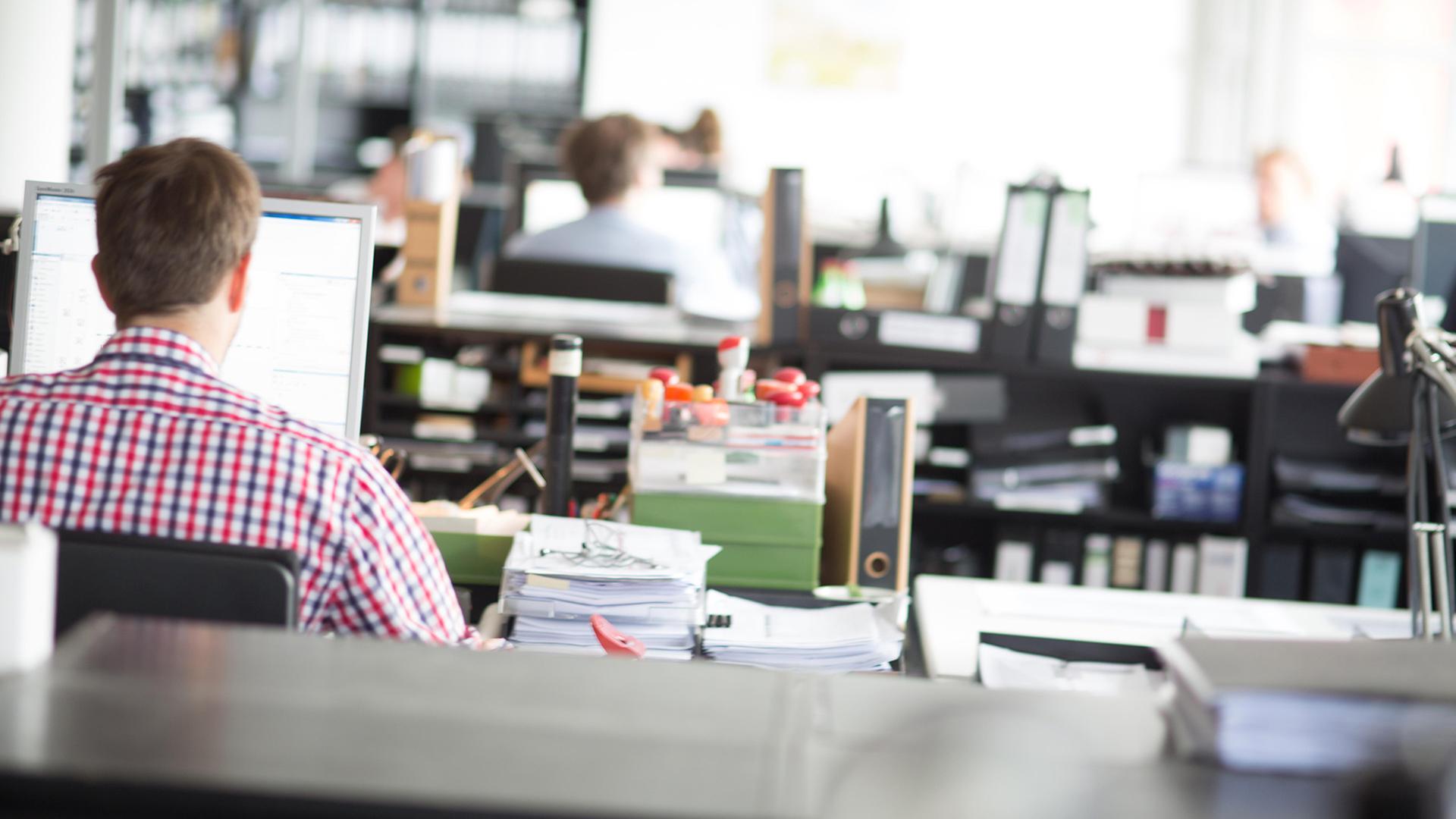 Menschen arbeiten in einem Großraumbüro am Computer. | a (Weiss)