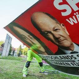 Ein SPD-Wahlplakat wird abgebaut.
