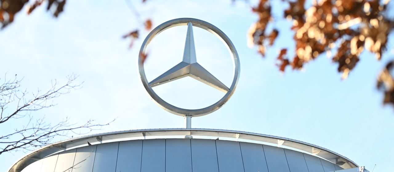 Mercedes-Stern auf einem Gebäude eines Mercedes-Benz Autohauses.