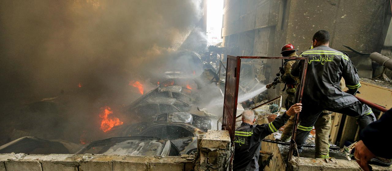  Feuerwehrleute versuchen ein Feuer in dem von einem israelischen Luftangriff betroffenen Gebiet in Beirut zu löschen