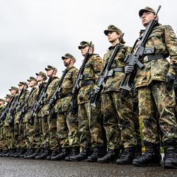 Anlässlich des Indienststellungsappells vom Heimatschutzregiment 2 stehen Soldatinnen und Soldaten auf einem Platz in der Lützow Kaserne. (Archivbild)