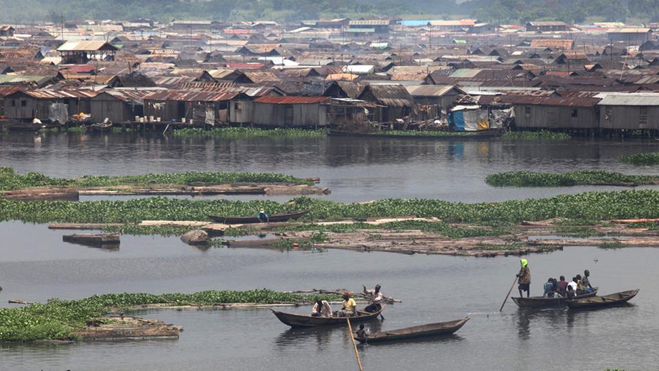 In Kanus bewegen sich die Menschen durch Makoko, einem Slum in Nigeria.