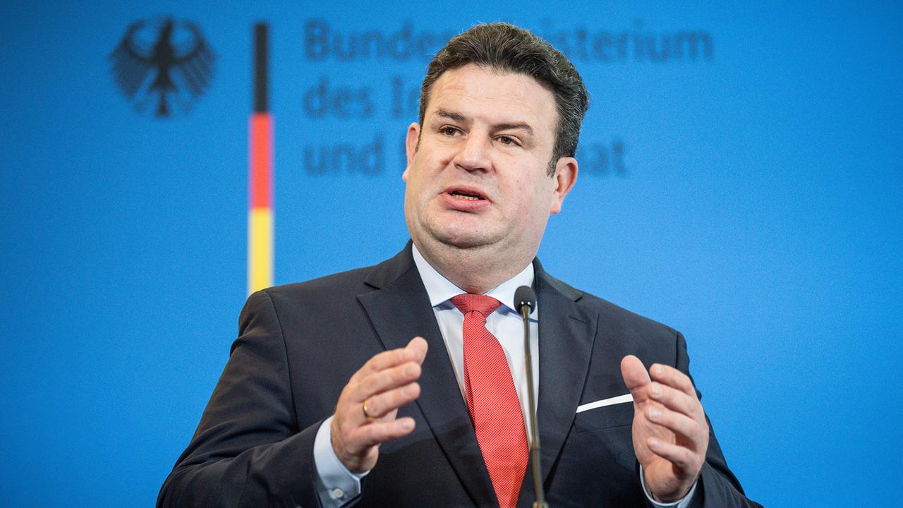 Arbeitsminister Heil: Rentenbeiträge steigen nach 2025 leicht ...