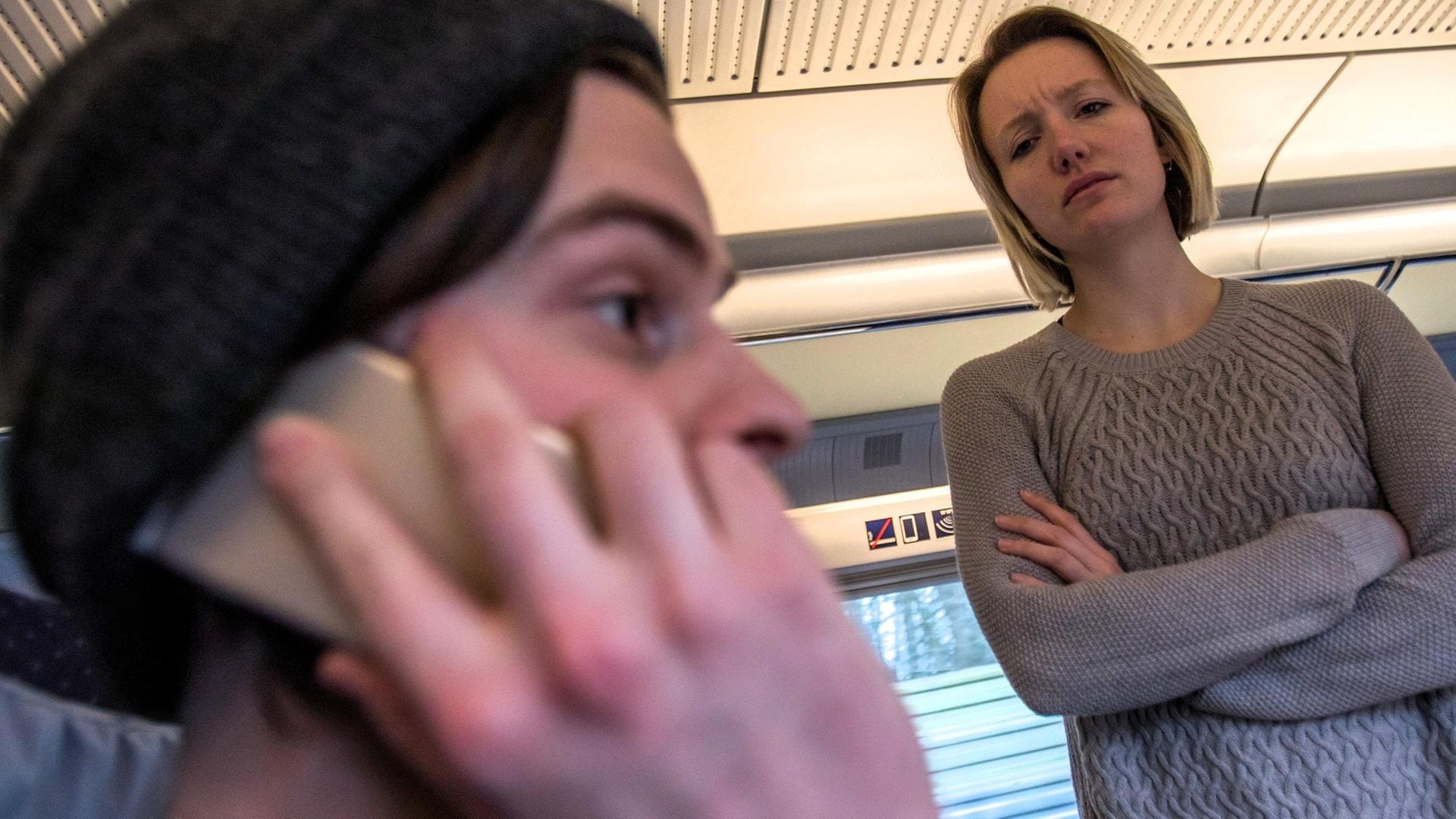 Lautes Telefonieren in der Bahn stört die Umgebung (Archivbild) | picture-alliance / Reportdienste, Picture Alliance