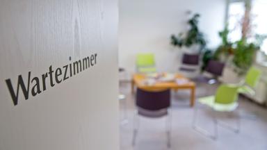 Blick in das leere Wartezimmer einer Arztpraxis (Archivbild)