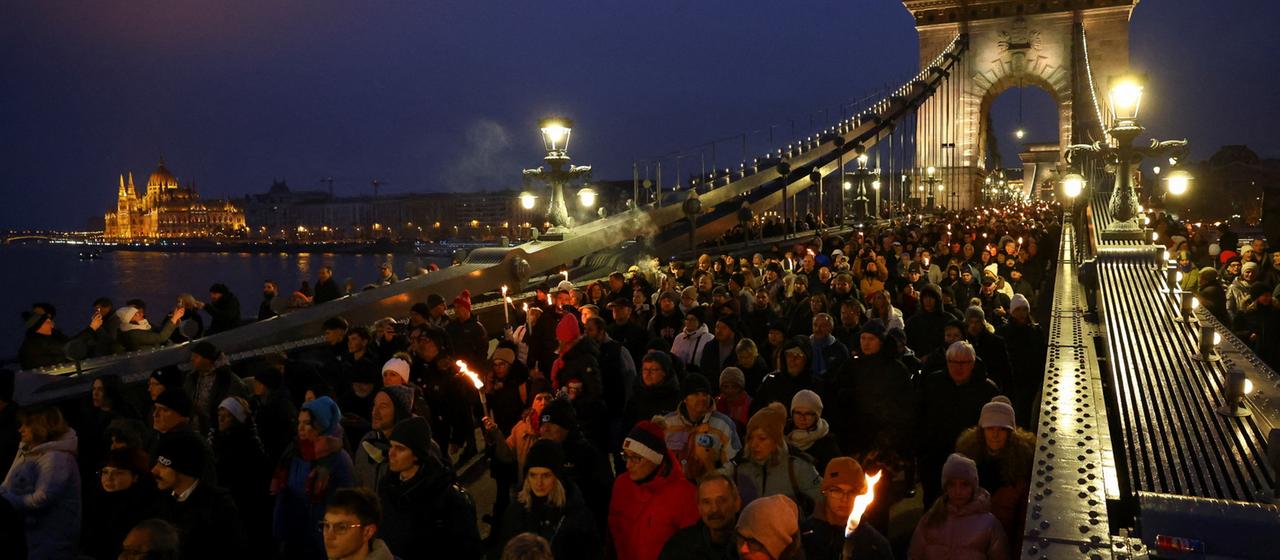 Demonstrationszug auf der Kettenbrücke in Budapest