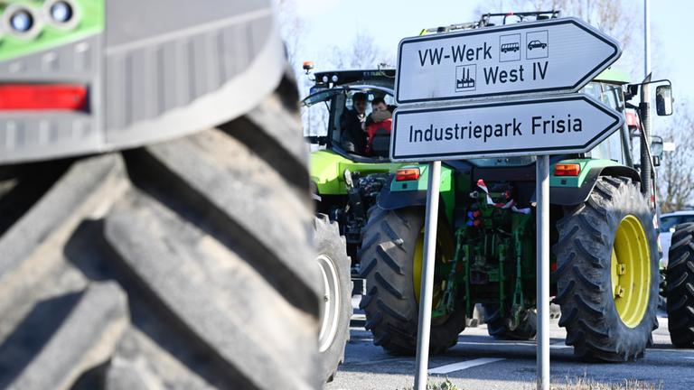 Landwirte blockieren am Montag in Emden die Haupzufahrt zum Volkswagen-Werk.