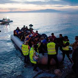Menschen kommen in einem Schlauchboot aus der Türkei auf der griechischen Insel Lesbos an
