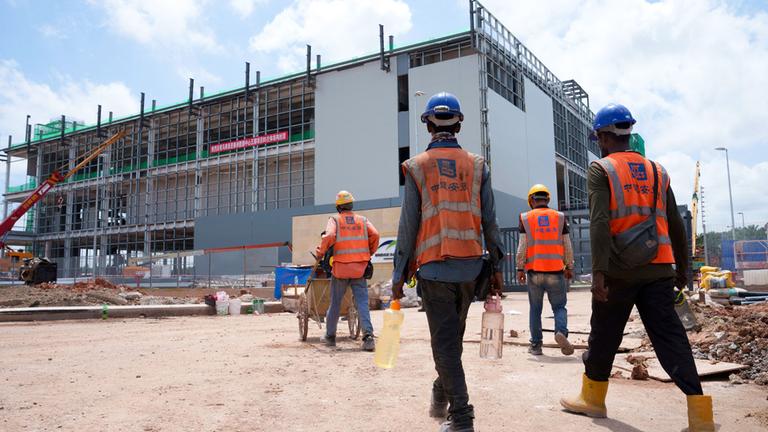 Bauarbeiter auf der Baustelle eines Rechenzentrums in Malaysia.
