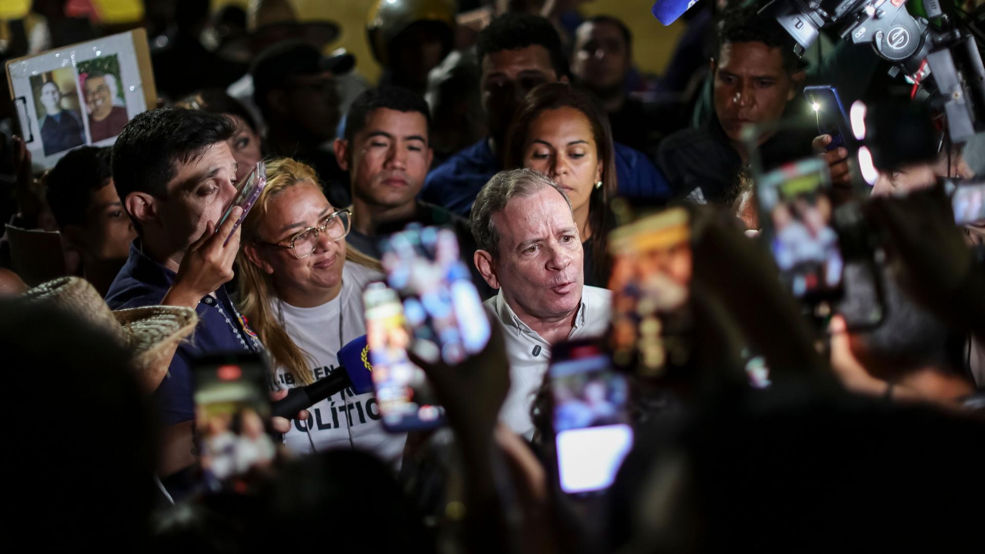 Juan Pablo Guanipa in einer Traube von Menschen | Jesus Vargas/dpa