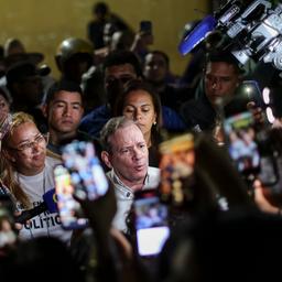 Juan Pablo Guanipa in einer Traube von Menschen