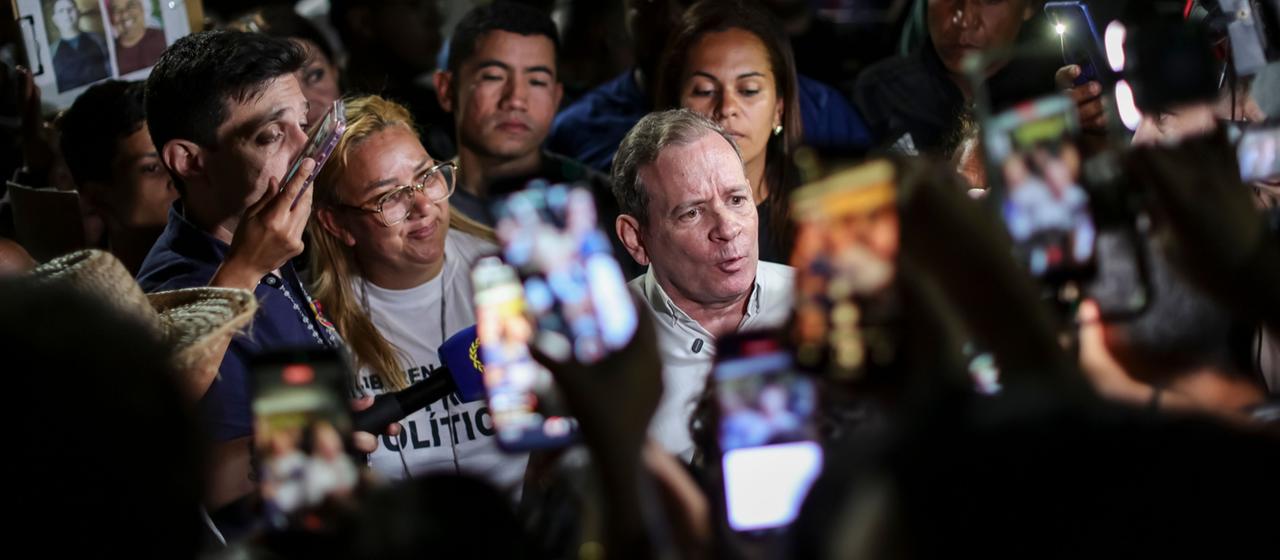 Juan Pablo Guanipa in einer Traube von Menschen