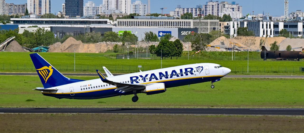 Ein Flugzeug der Fluggesellschaft Ryanair startet vom Hauptstadtflughafen Berlin Brandenburg BER.