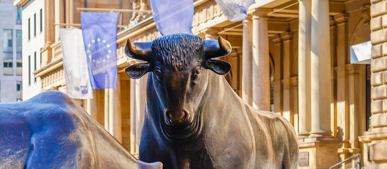 Bulle und Bär vor der Frankfurter Börse | picture alliance / robertharding Bulle und Bär vor der Frankfurter Börse