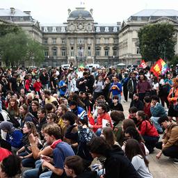 Demonstranten sitzen auf der "Place de la Republique" vor der Präfektur in Lille (Nordfrankreich).
