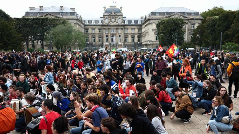 Demonstranten sitzen auf der "Place de la Republique" vor der Präfektur in Lille (Nordfrankreich).