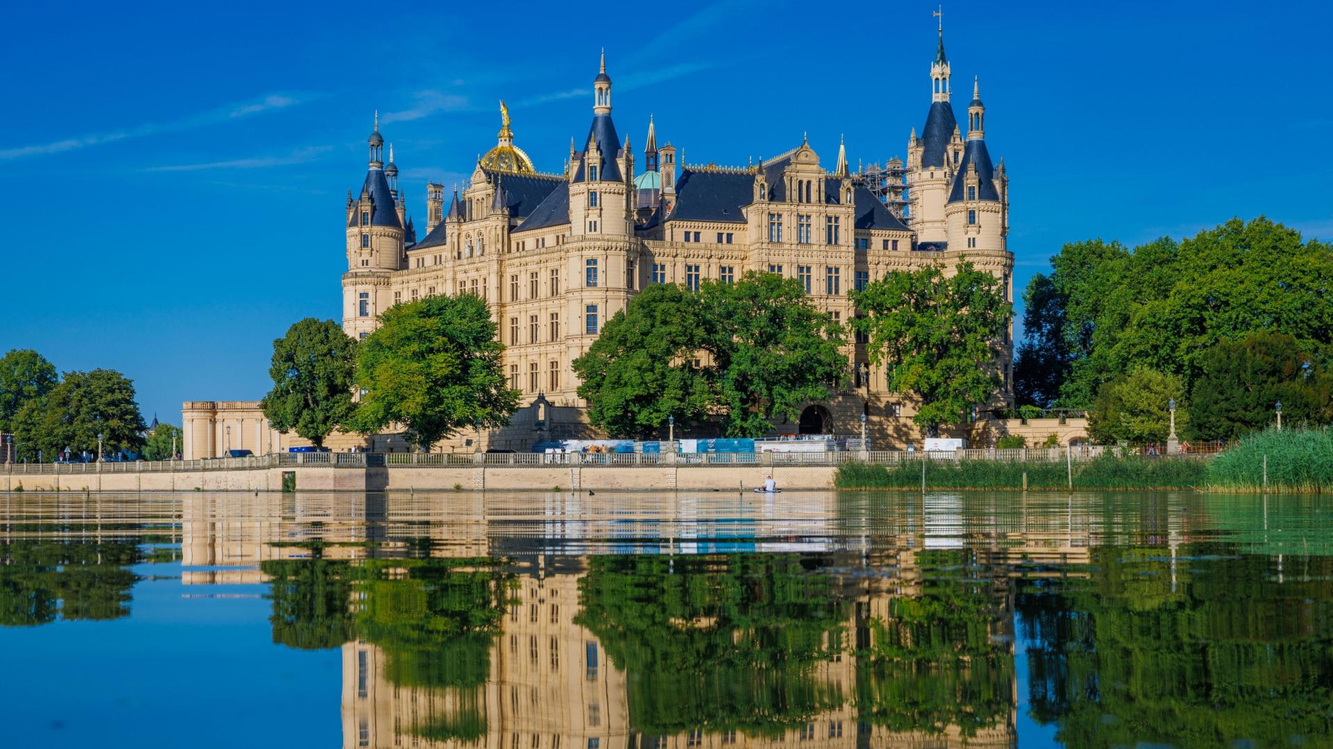 Blick auf das Schweriner Schloss | Jens BÃ¼ttner/dpa