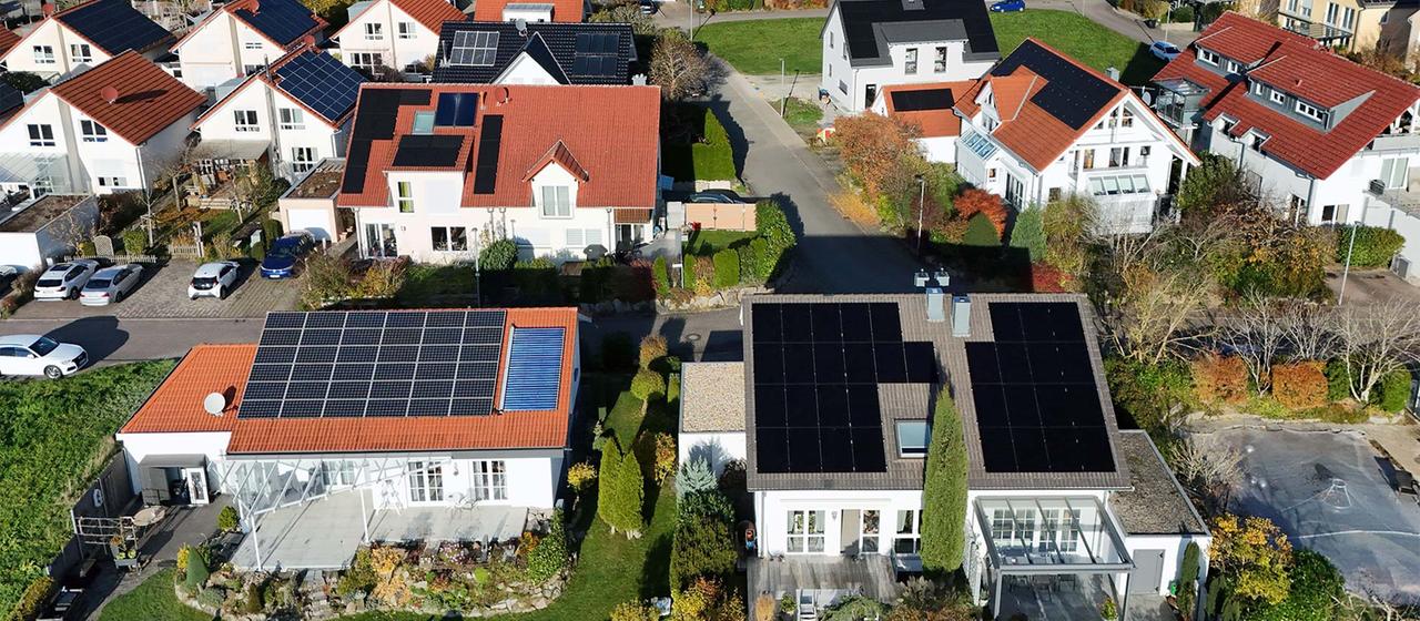 Ein- und Mehrfamilienhäuser in einer Wohnsiedlung.