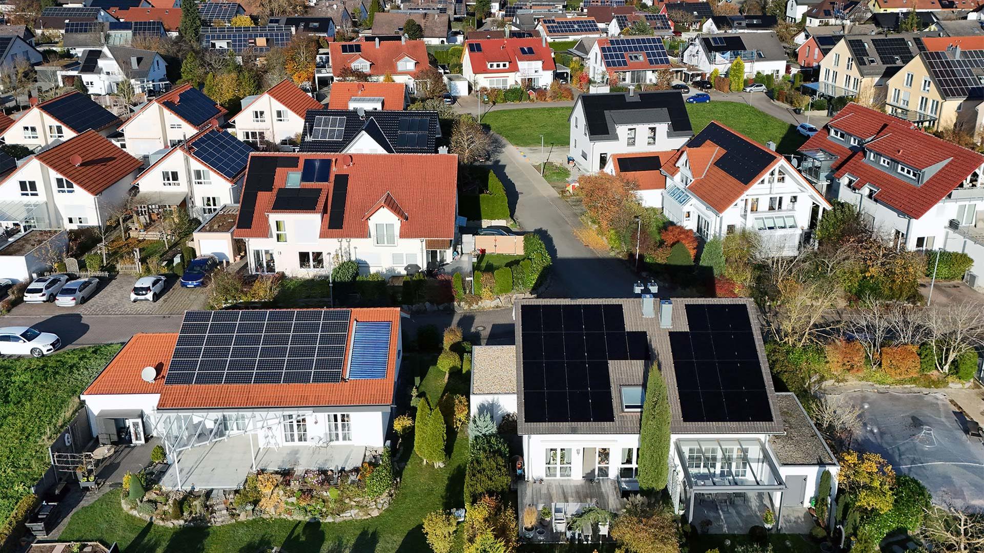 Ein- und Mehrfamilienhäuser in einer Wohnsiedlung. | picture alliance / SvenSimon