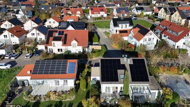 Ein- und Mehrfamilienhäuser in einer Wohnsiedlung.