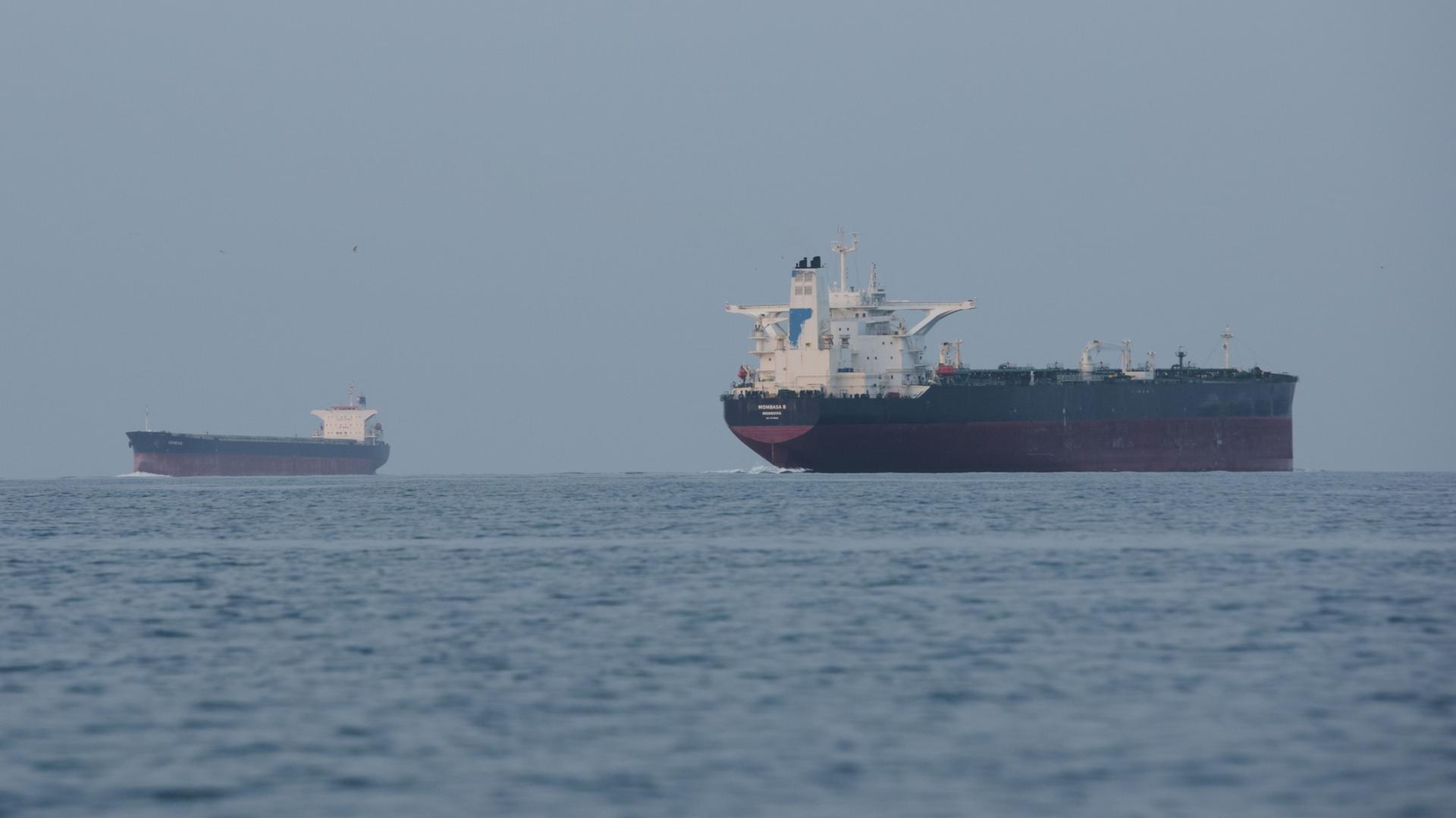 Tanker ankern in der Straße von Hormuz vor der Küste der Insel Qeschm. | Asghar Besharati/AP/dpa