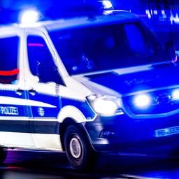 Ein Polizeiauto fährt mit Blaulicht durch Bremen