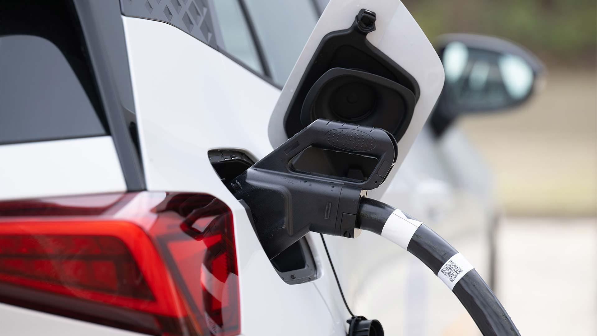 E-Auto an einer Ladesäule. | picture alliance/dpa